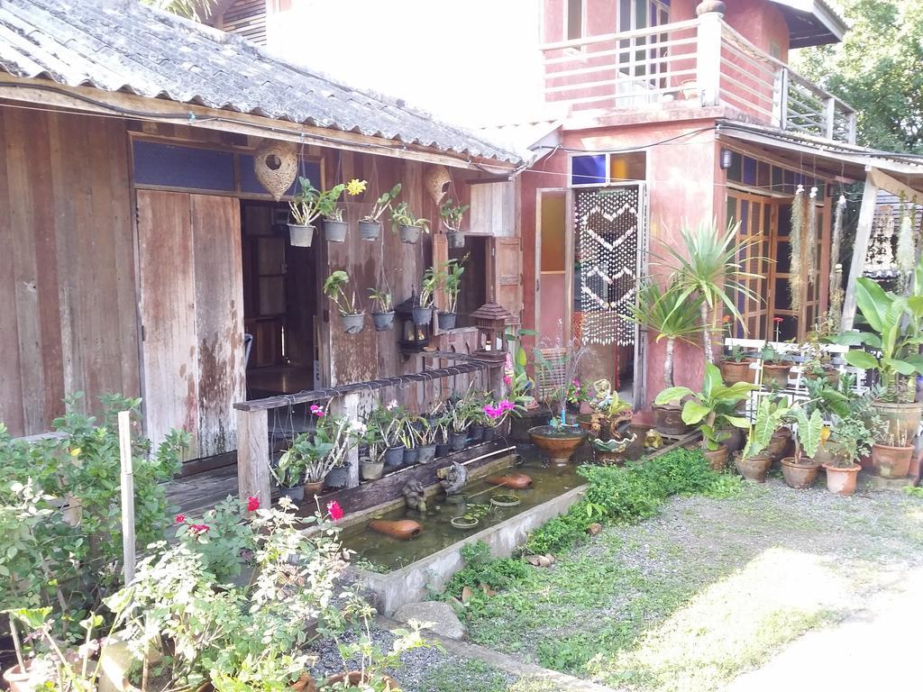 Maeloegyi Maesariang Hotel Mae Sariang Exterior photo