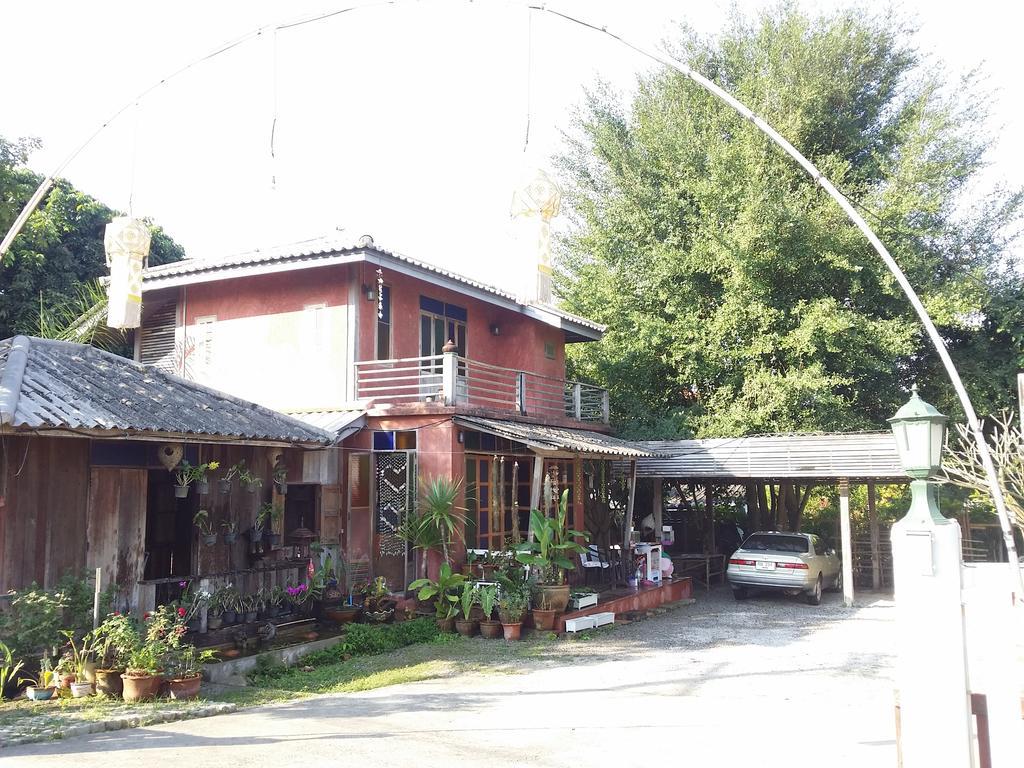 Maeloegyi Maesariang Hotel Mae Sariang Exterior photo