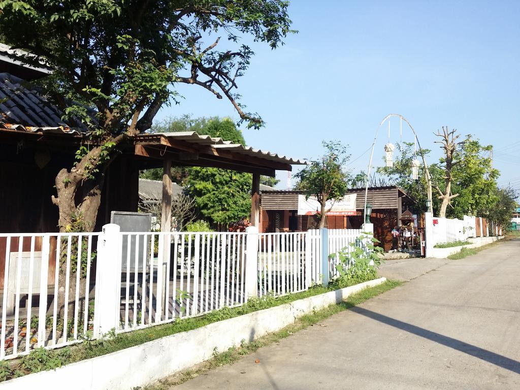 Maeloegyi Maesariang Hotel Mae Sariang Exterior photo