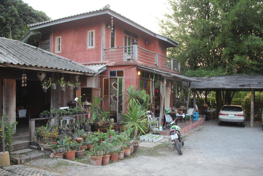 Maeloegyi Maesariang Hotel Mae Sariang Exterior photo