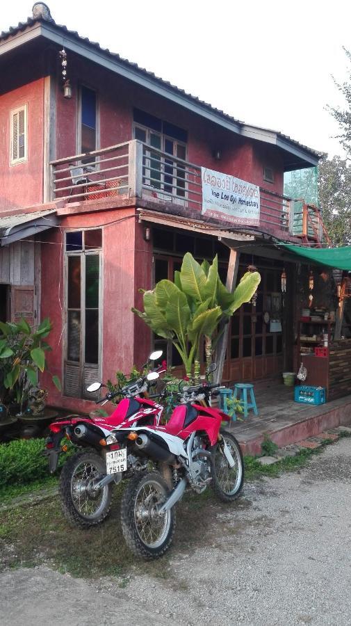 Maeloegyi Maesariang Hotel Mae Sariang Exterior photo